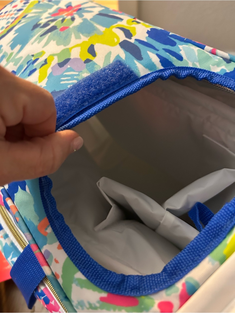 Lilly Pulitzer Multicolor Floral Insulated Cooler Tote with dishes and cups nwt - Picture 6 of 11